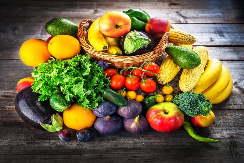 Verschiedene Obst- und Gemüsesorten auf