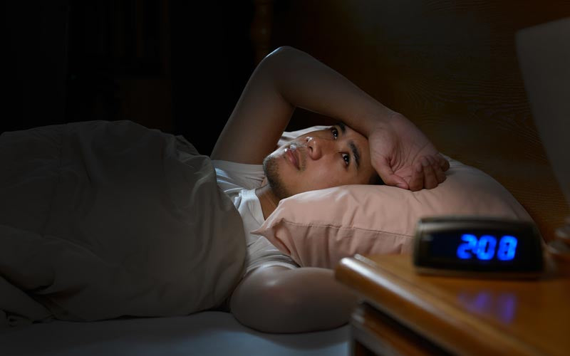 Mann leidet an Schlaflosigkeit