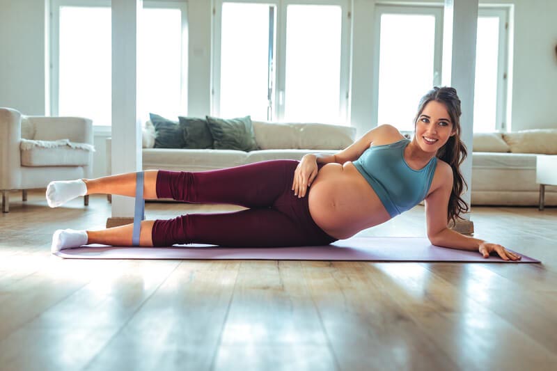 Frau macht nach der Schwangerschaft Sport um Babybauch zu verlieren