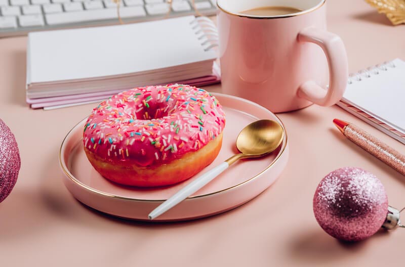 Pinker Donut während HomeOffice