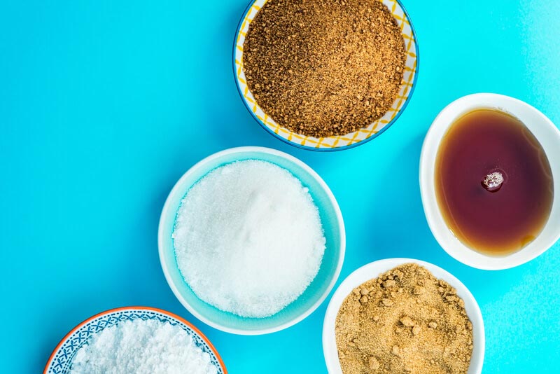 Verschiedene Zuckeraustauschstoffe und Süßungsmittel in Schalen