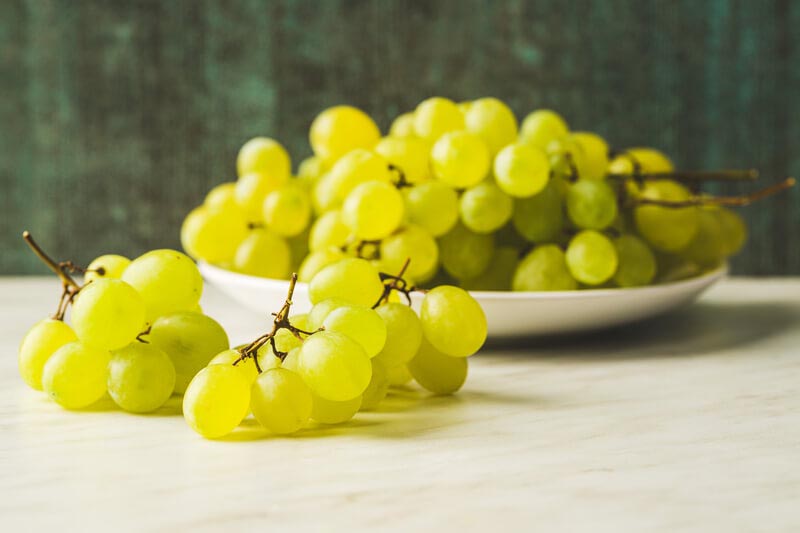 Schale mit grünen Weintrauben